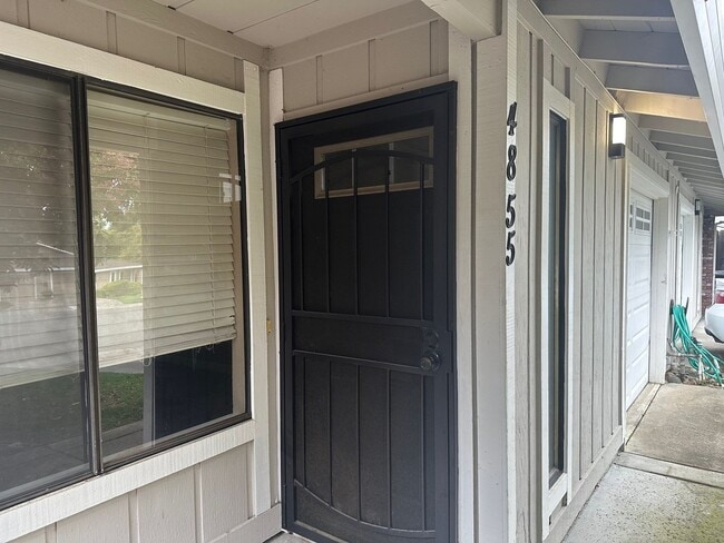 Foto del edificio - 2 Bedroom 2 Bathroom Updated Duplex with Y...