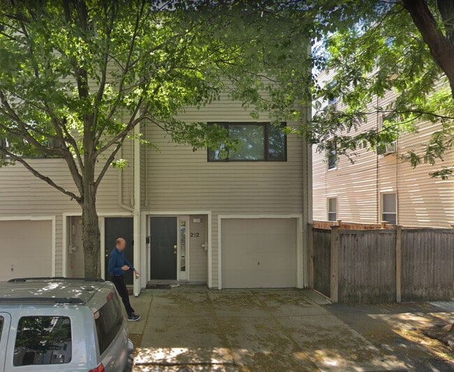 Building Photo - 212 Charles St