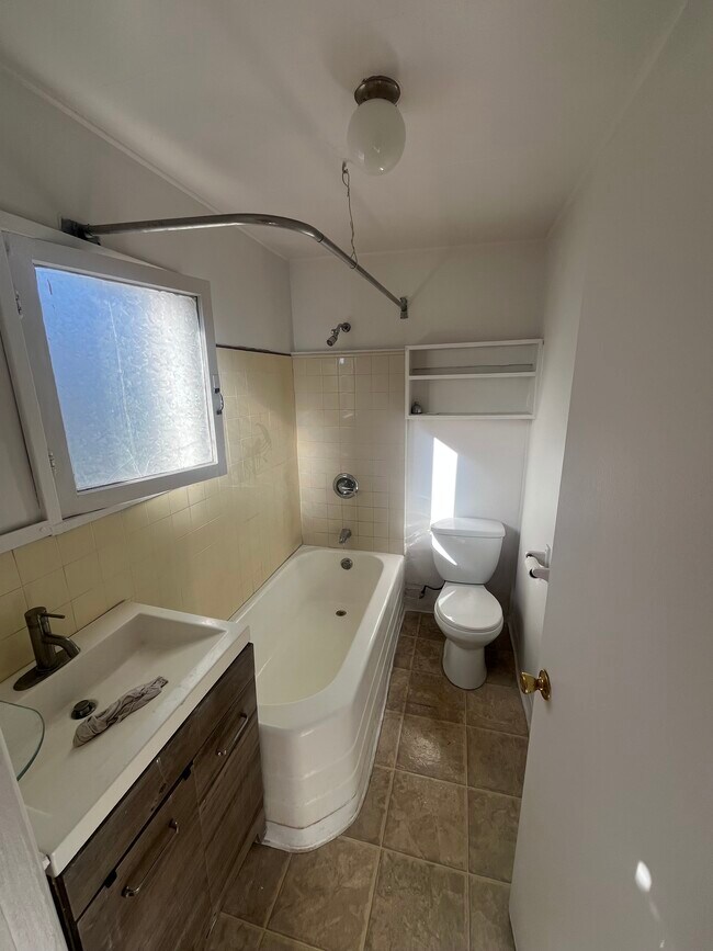 Baño - 3852 College Ave