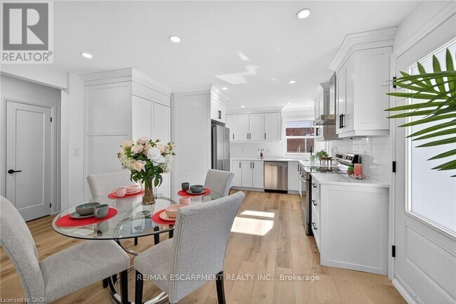 Building Photo - 175 E 45th St