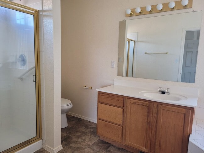 Building Photo - NW 4 Bedroom 2.5 Bath Home Available now!