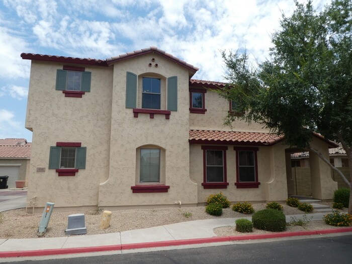 Primary Photo - 858 E Devon Rd