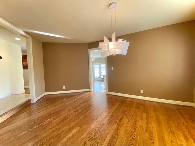 Foto del edificio - Spacious 5-bedroom Home Located in Niles Neighborhood of Fremont!