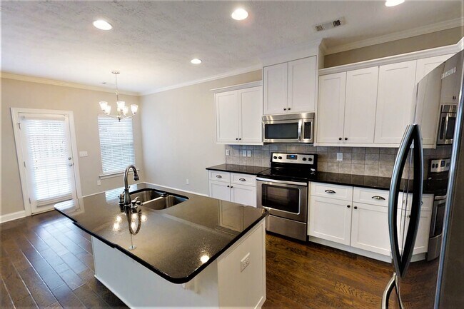 Foto del edificio - 407 Brantley Cove Cir
