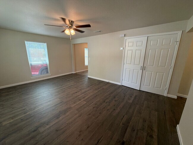 Building Photo - Room in Single Family Home on Houston St