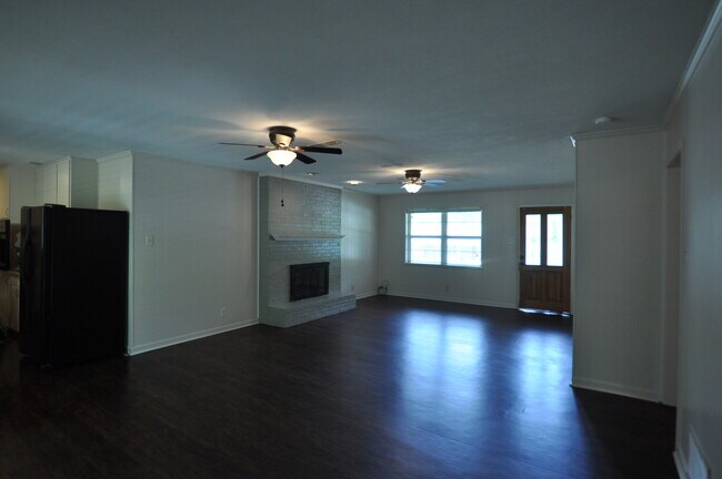 Building Photo - Coming Soon! 3 bedroom in the heart of Sou...