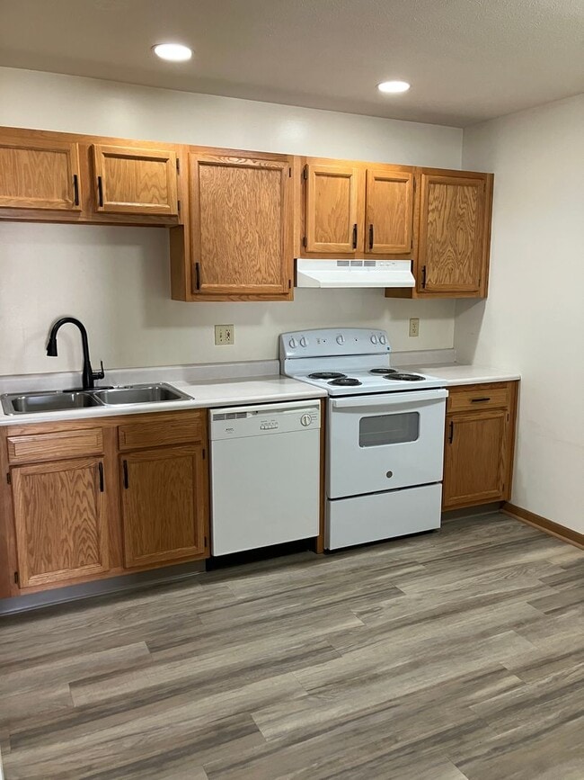 Building Photo - 2-Bedroom Ranch in Peaceful Piqua Neighbor...
