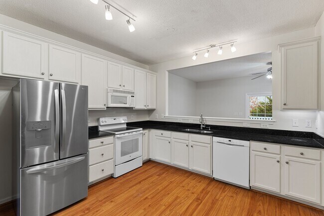 Foto del edificio - Desirable 3 BR Townhome in Auburn Hills.  Community Pool!