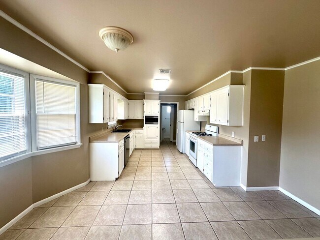 Building Photo - Beautiful move in ready 2 Bed 2.5 Bath 2 C...