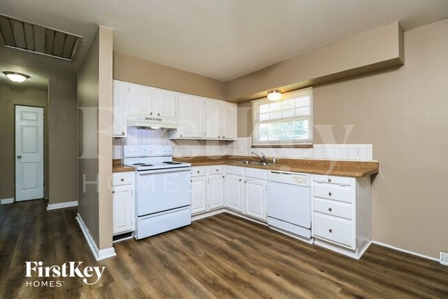 Building Photo - 740 Lilac Dr