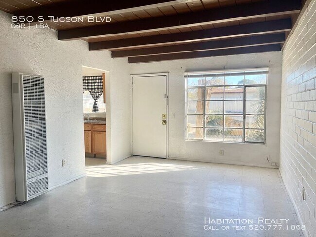 Building Photo - Cute, pet friendly studio near Reid Park!