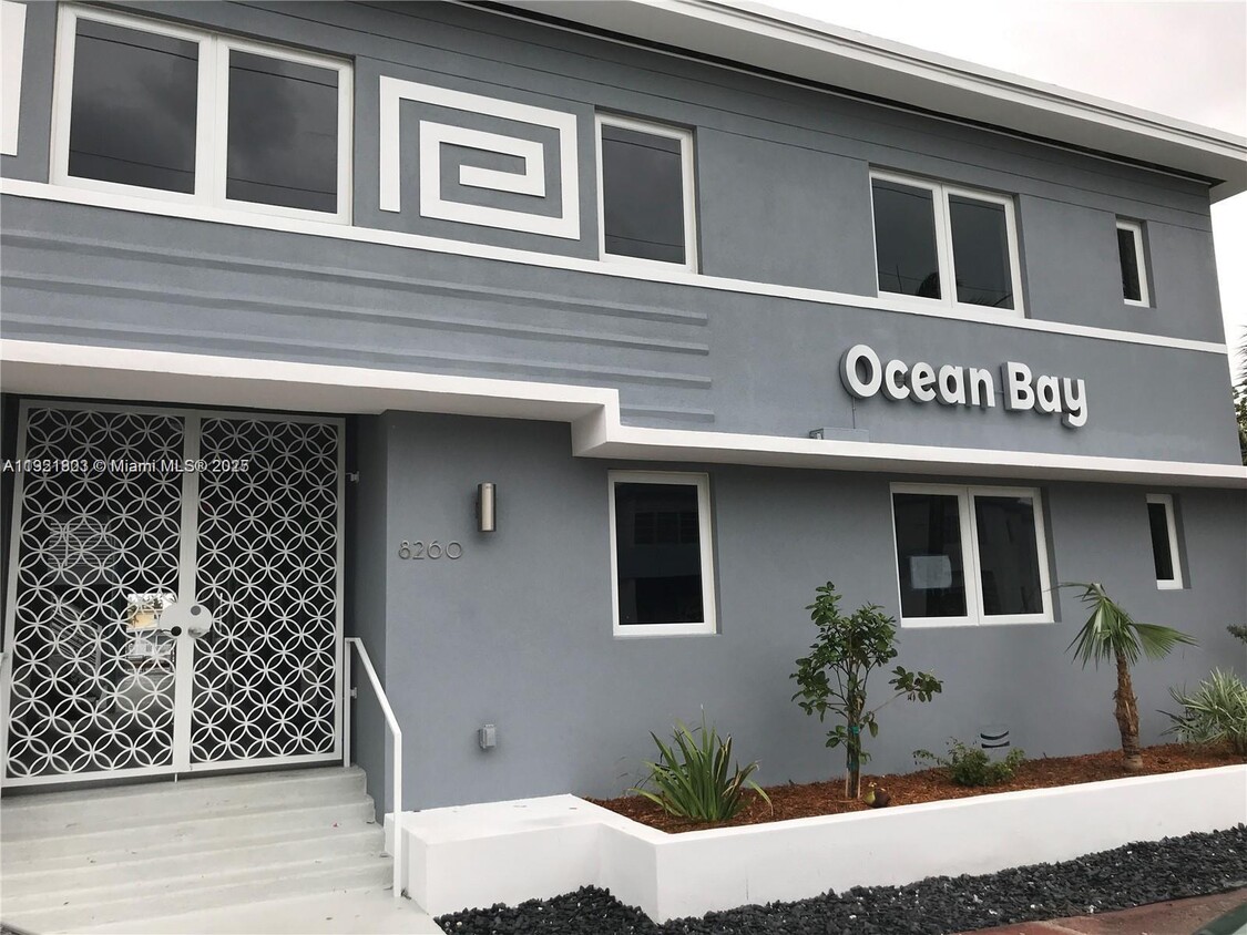 Foto principal - 8260 Byron Ave