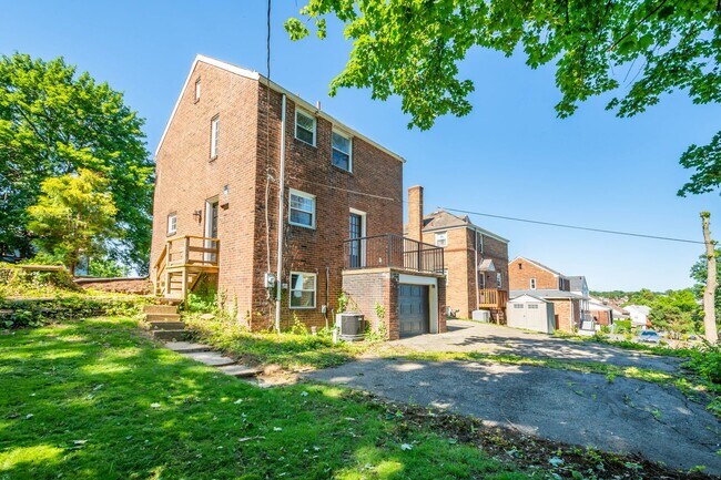 Photo - AVAILABLE JULY 1ST!! Don't miss this STUNNING 3 bedroom! House