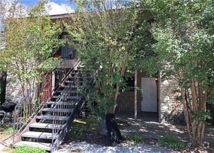 Building Photo - 7001 Oak Meadow Cir