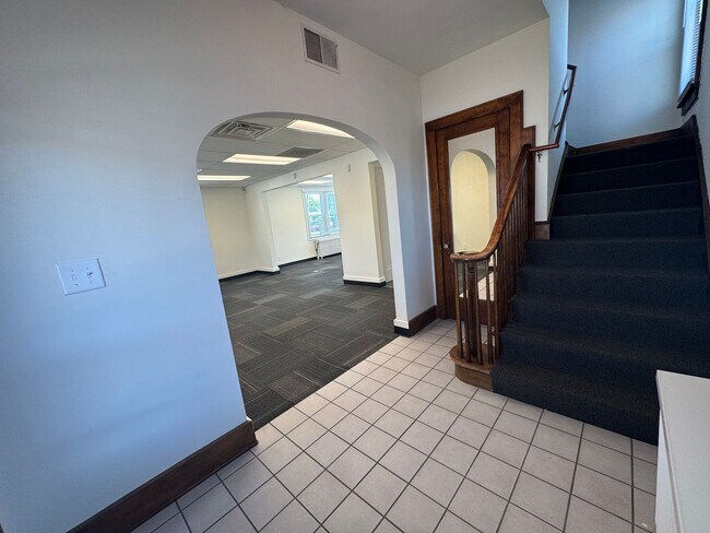 Foto del edificio - Old Charm, New Shine: Spacious 4 Bed, 1 Ba...