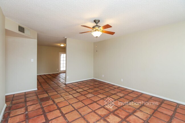 Building Photo - 687 E Del Rio St
