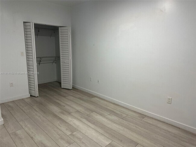 Foto del edificio - 900 SW 43rd Ave