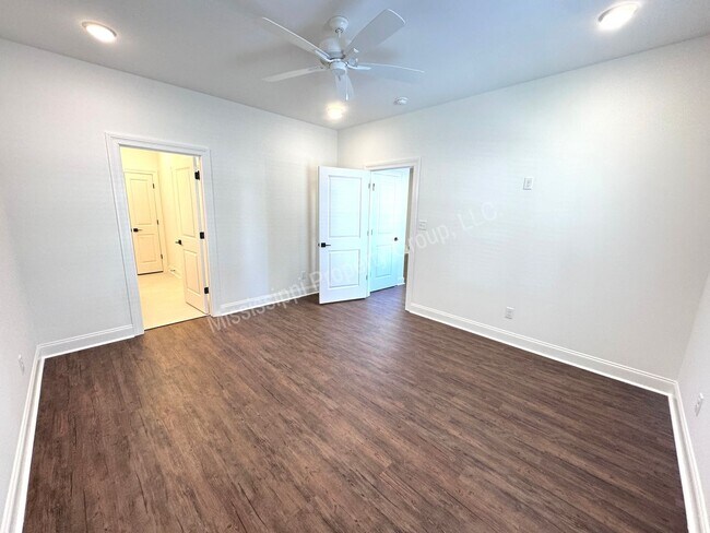 Foto del edificio - 3BR/3.5BA Stand Alone House in South Grove