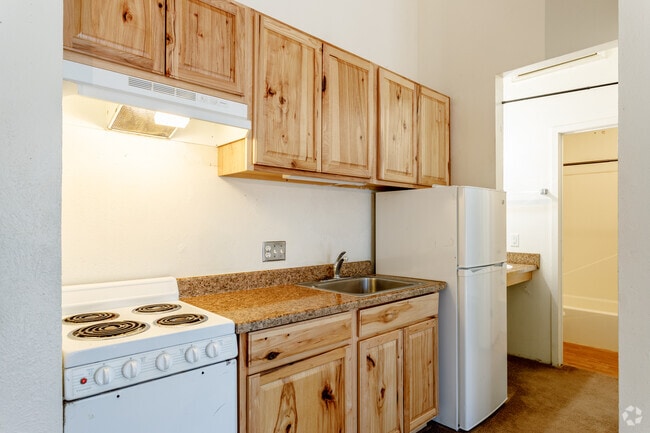 1BR, 1BA - 450SF (Third Floor) - Spruce Street Apartments
