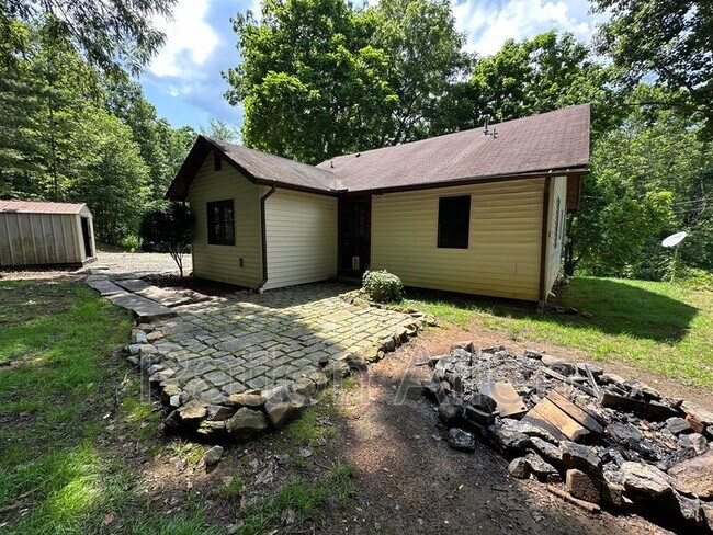 Foto del edificio - 267 Davis Creek Rd
