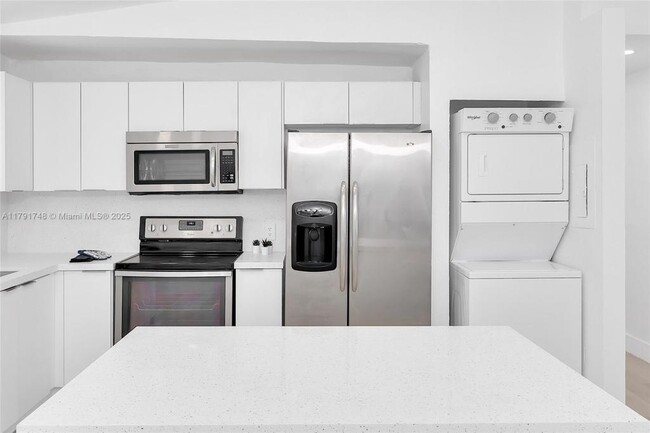 Building Photo - 3413 SW 12th Ct