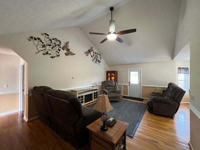 Foto del edificio - 3 Bedroom, 2 Bathroom - Home in Calhoun!