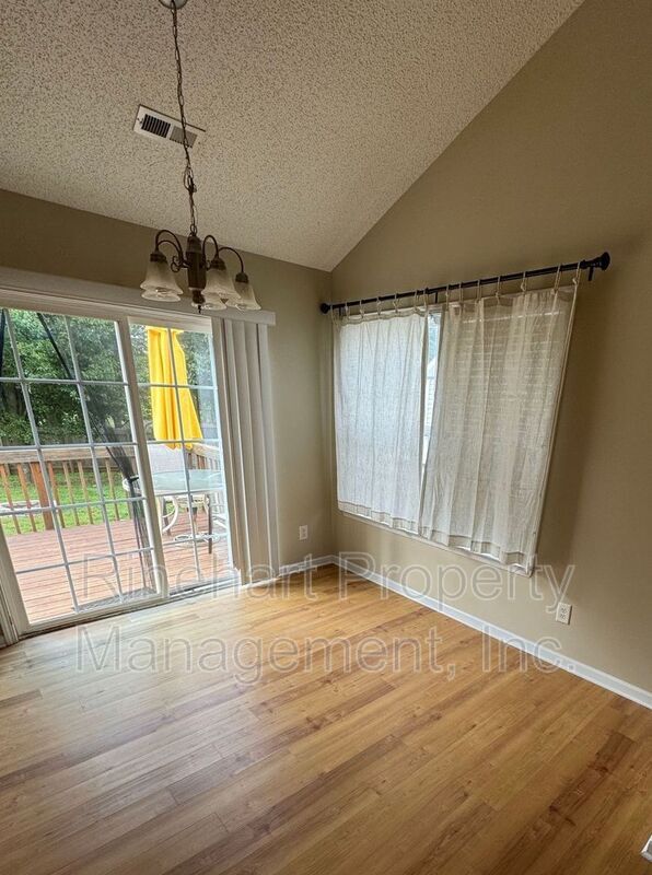 Foto del edificio - 5027 Drake Pond Ln