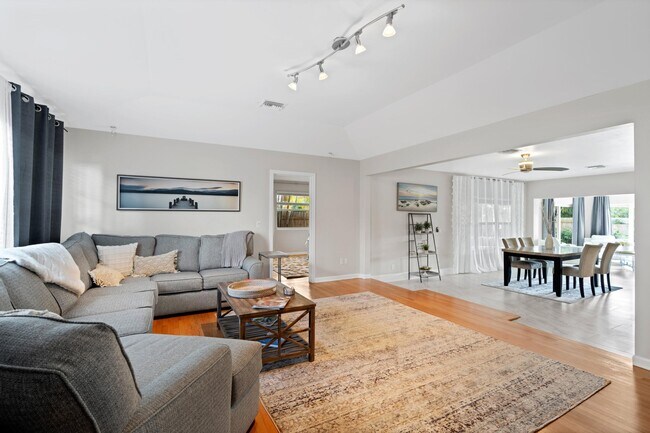 Building Photo - 145 Duke Dr
