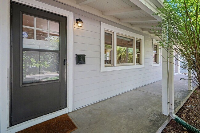 Building Photo - Beautifully Updated 3-Bedroom Home in Southeast Denver