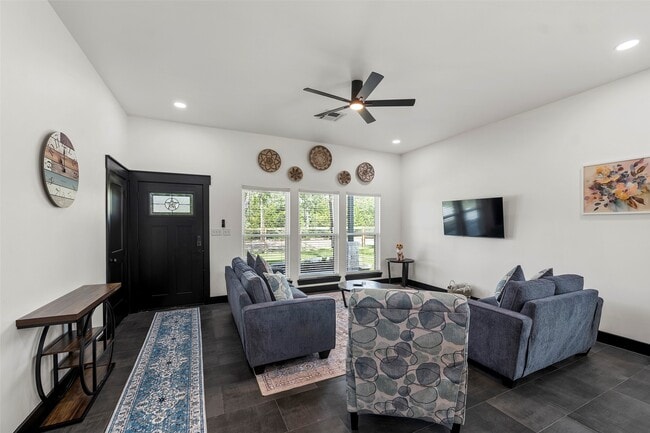 Building Photo - 308 Sweet Gum Ln