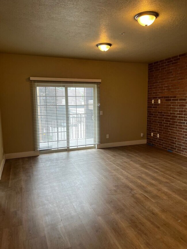 Building Photo - GORGEOUS Downtown Unit!!!