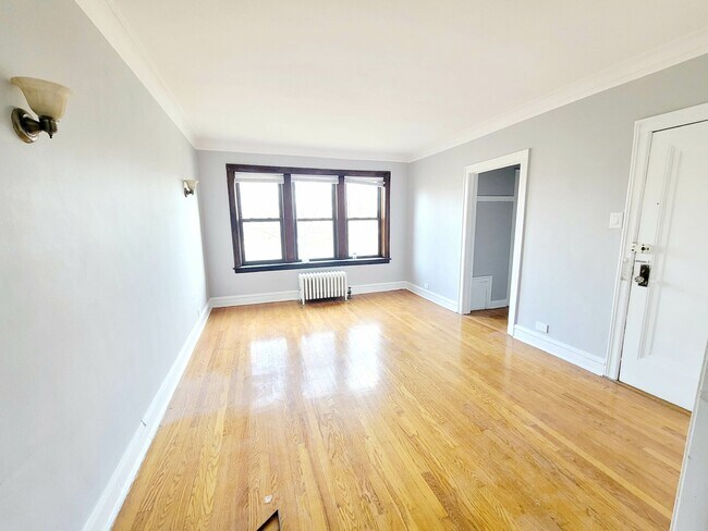 Building Photo - 4700 N Wolcott Ave