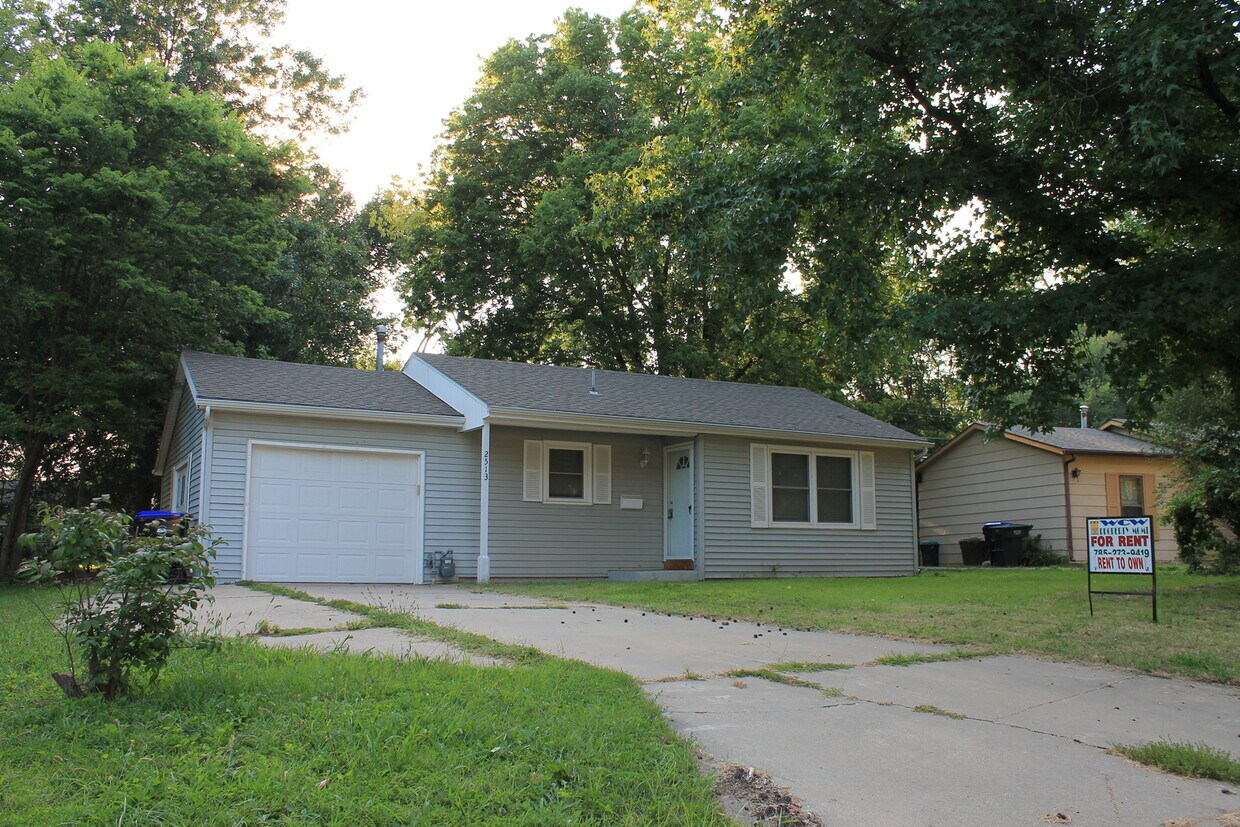 Foto principal - Nice 2 bedroom home with Large backyard! C...