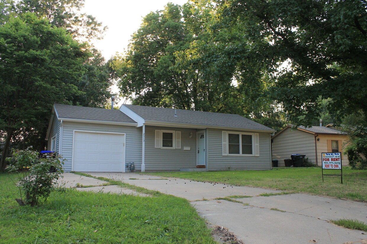 Primary Photo - Nice 2 bedroom home with Large backyard! C...