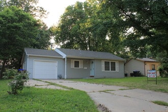 Building Photo - 2513 SW Shunga Dr