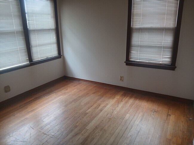 Foto del edificio - 2413 Poplar St