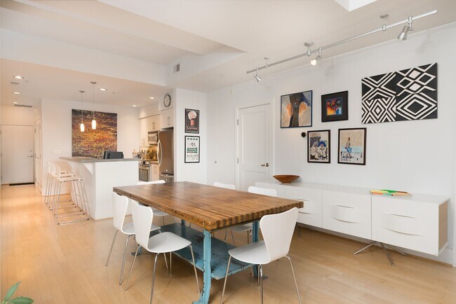 Building Photo - Luxury U St Condo | 2 Bed + Den | 2 Bath | 1,350 Sf | Large Balcony | 1 Garage Parking Space