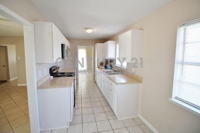 Building Photo - Updated 3/2/2 Situated on Corner Lot in La...