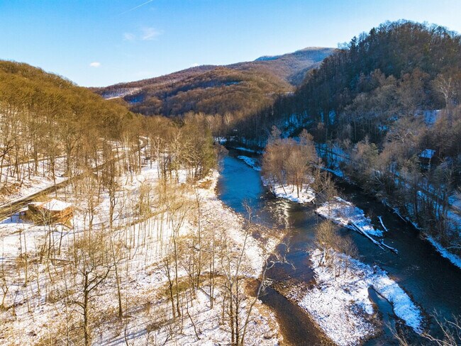 Foto del edificio - 72 Faulkner Rd