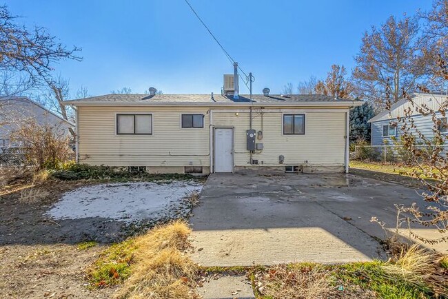 Building Photo - Affordable 5-Bedroom, 2-Bath House – Prime...