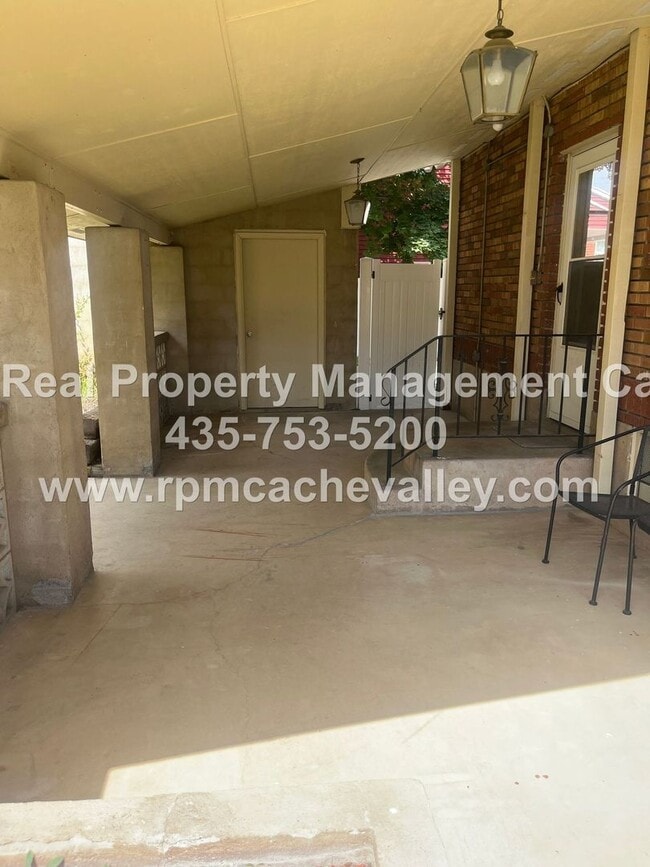 Building Photo - Charming 4 bed in River Heights.  Pet frie...