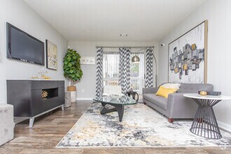 Building Photo - The Sapphire