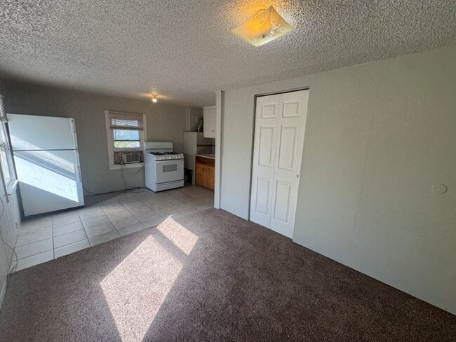 Foto del edificio - 1 bed 1 bath , gas and water paid, you pay...