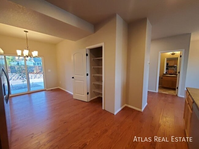 Foto del edificio - 708 Finch Dr