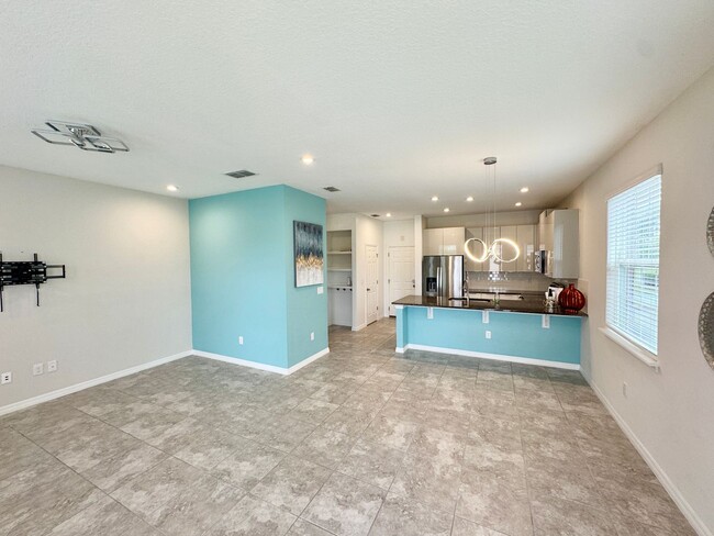 Building Photo - FOR RENT - Beautiful end unit townhouse in...