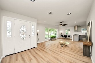 Building Photo - 2407 Crestdale Dr