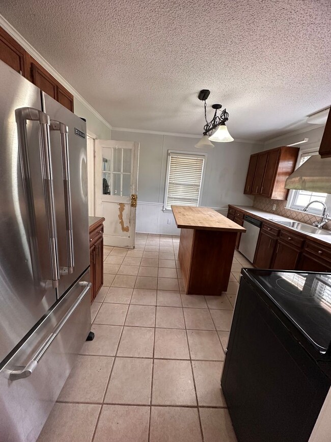 Building Photo - 2 Bedroom One Story Home on Over an Acre Lot