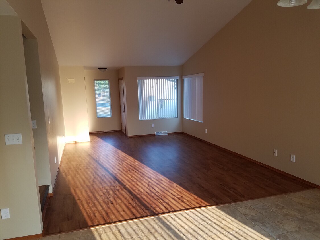 Primary Photo - 1260 Crown Ct