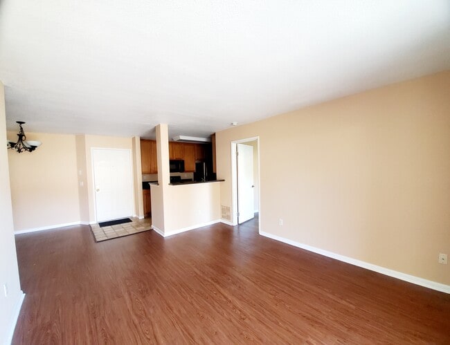 Foto del edificio - 7180 Shoreline Dr