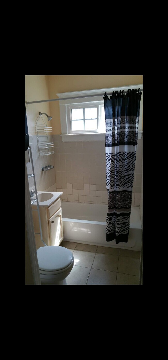 Foto del edificio - 1015 1/2 W 55th St